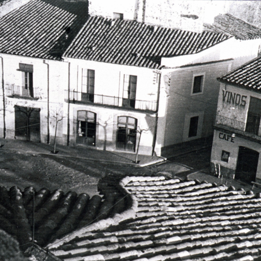 Altre vista de la plaça de l'Església presa des de dalt del campanar.