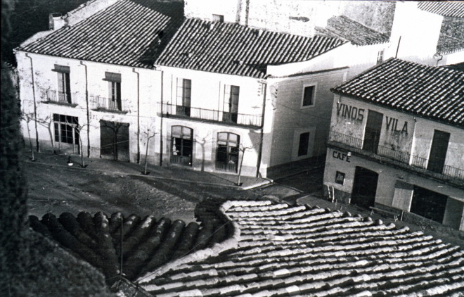 Altre vista de la plaça de l'Església presa des de dalt del campanar.