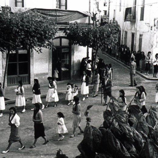 La processó de Corpus passant per la plaça de l'Església i baixant pel carrer Sant Sebastià.