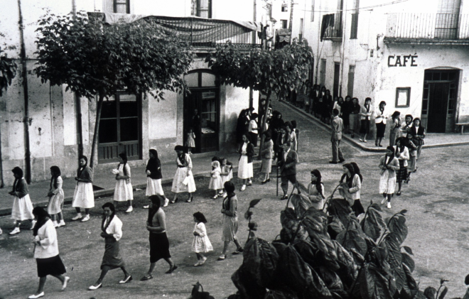 La processó de Corpus passant per la plaça de l'Església i baixant pel carrer Sant Sebastià.