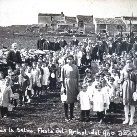 Festa de l'arbre en els terrenys on s'anava edificar els nous col·legis els quals van esser inaugurats l'any 1923.

El mestre, el Sr. Pere Cantenys, amb els nens i la mestra, la Sra. Àngela Baró, amb les nenes.
