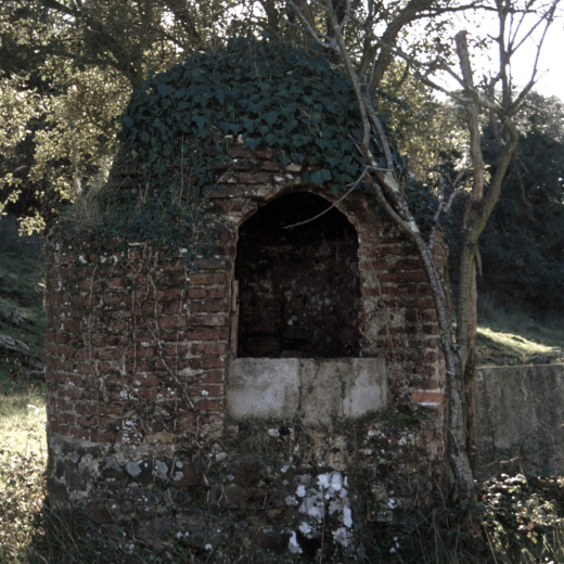 L'antic pou de la masia Can Puigtió que des de l'any 1970 és el centre del polígon industrial del mateix nom. Aquest pou tenia uns 20 metres de profunditat amb aigua molt abundant, però que una vegada posats en marxa els pous nous del polígon, quedà sec. És un dels pous coberts més antics que queden per aquí.