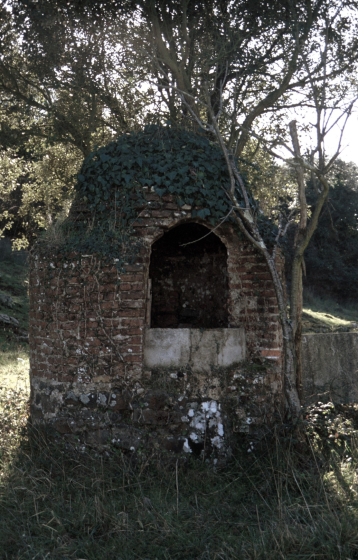 L'antic pou de la masia Can Puigtió que des de l'any 1970 és el centre del polígon industrial del mateix nom. Aquest pou tenia uns 20 metres de profunditat amb aigua molt abundant, però que una vegada posats en marxa els pous nous del polígon, quedà sec. És un dels pous coberts més antics que queden per aquí.