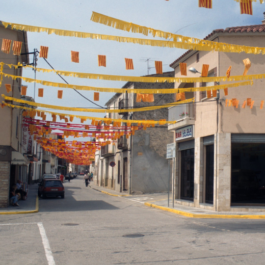 El carrer Dolors engalanat per la Festa Major.