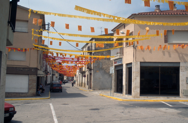 El carrer Dolors engalanat per la Festa Major.