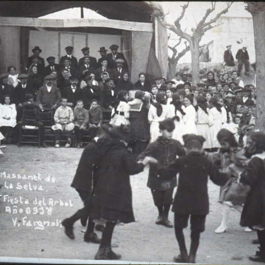 Detall de la Festa de l'arbre a la plaça de l'Església l'any 1918.

El mestre - Sr. Pere Cantenys - observant una actuació dels alumnes.