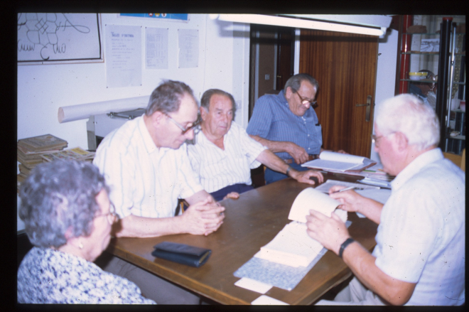 Part de l'equip de treball del Taller d'Història en la confecció del llibre 
