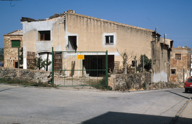 La casa Can Nadal a la plaça Lluís Companys, abans d'enderrocar-se per fer una nova construcció