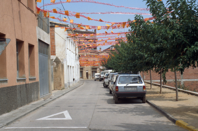 El carrer de Sota Camí abans d'edificar-se el bloc d'habitatges conegut com a edifici Sant Jordi en el solar que es veu a la dreta de la foto.