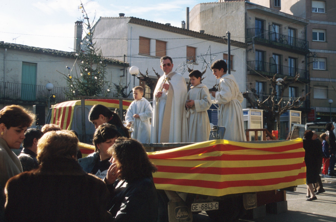El rector Mn Esteve Sureda acompanyat pels escolans Joaquim Serra, Albert Bancells, David Codina amb la benedicció dels cavalls per la festa de Sant Antoni Abad