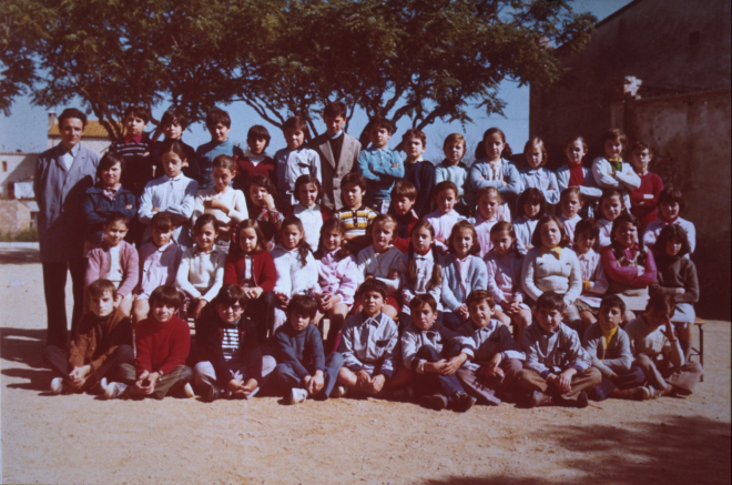 Curs 1974 - 1975.
Primera fila: Josep Llinàs Amargant, Josep Pérez Bosch, ? , Antonio Pérez ?, Agustí Calasanz Moreno, Jordi Moya Bancells, Andreu Crous Cañabate, Francesc Vila Roca, Fermín Artigas Poch, Josep Francesch Guixé, Lídia Bagot Pujol, Irene Lluscafressa Oliveras, M Dolors Gelmà Danés, Montserrat Poch Planas, Carmen Bosch Abradó.
Segona fila: Dolores Sillero Ramos, M Lluïsa Llorens Boada, Montserrat Sureda Mas, M Teresa Ramos Ramos, Herminia Pino Gallego, Miquel Poch Planas, Llorenç Tomas Dosset, Rosa Diumé Turon, Núria Barrera Panosa, Montserrat Jurado Gutierrez, Inés Relat ?, Assumpció Sais Brucet, Carmen Roura Pascual.
Tercera fila: M Jesús Ortiz Uclés, Montserrat Pimàs Turon, Sílvia Parés Mateu, Núria Masdemont Ferrer, Cinta Banús Mir, Cristina Tomàs Compañó, Alberta Bosch Compte, M Teresa Soler Auladell, M Rosa Roura Bagot, Rosa M Ciurana Sureda, Laura Pagés Aregay, Montserrat Sarra Adroguer, Francesca Ramos Ramos, Glòria Guerra Gutarra.
Quarta fila: Josep Serra Puig, David Mateu Pons, Agustí Canals Parera, ? , Josep Costa Roca, Pere Vila Colomé, Josep Oliveras Busquets, Benito López López, Diego Luque Gallardo, Josep Rubio Soms.