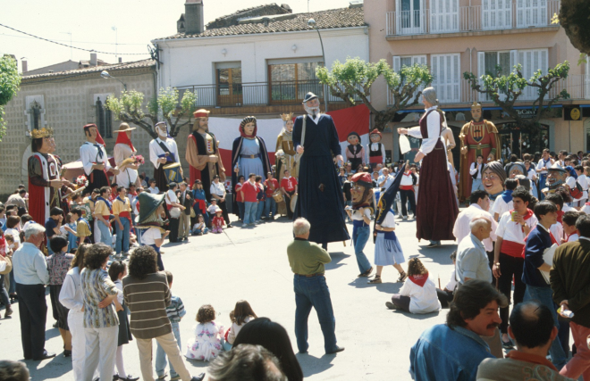 Trobada de gegants a la plaça de Maçanet en motiu de les festes del Roser.