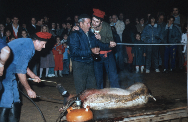 En Pere Lluscafressa, en Josep Ferrer i en Josep M Ciurana en la matança del porc per la festa de Sant Antoni el gener del 93