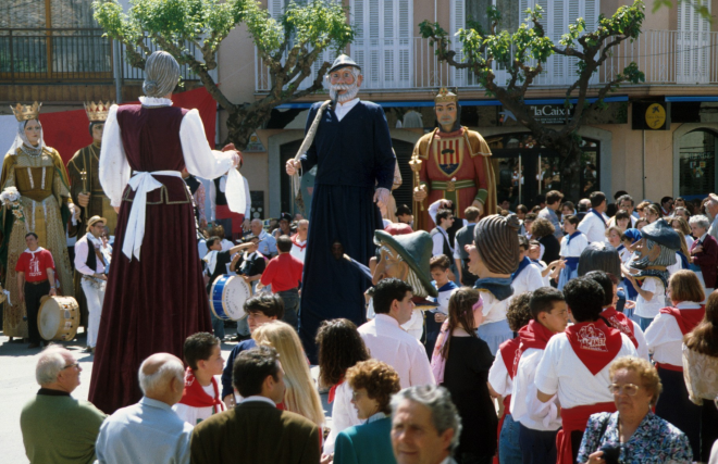 Plantada de gegants a la plaça de l'Església per les Festes del Roser