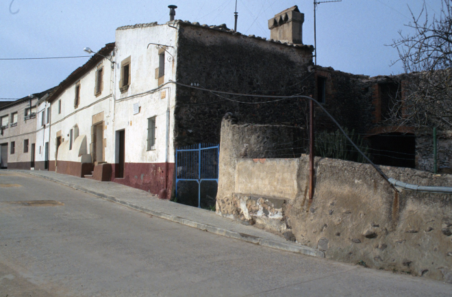 L'antiga casa Can Tragantos al final del carrer dels Dolors abans d'esser enderrocada per contruïr un edifici de nova planta