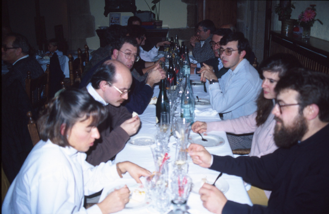 Primer sopar del Taller d'Història al Palau de Foixà. Entre els assistents hi podem veure a Joaquim M Puivert, Joan Domènech i Narcis Figueres.