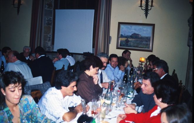 Primer sopar del Taller d'història. Els assistents, ben tips, fan tertúlia.