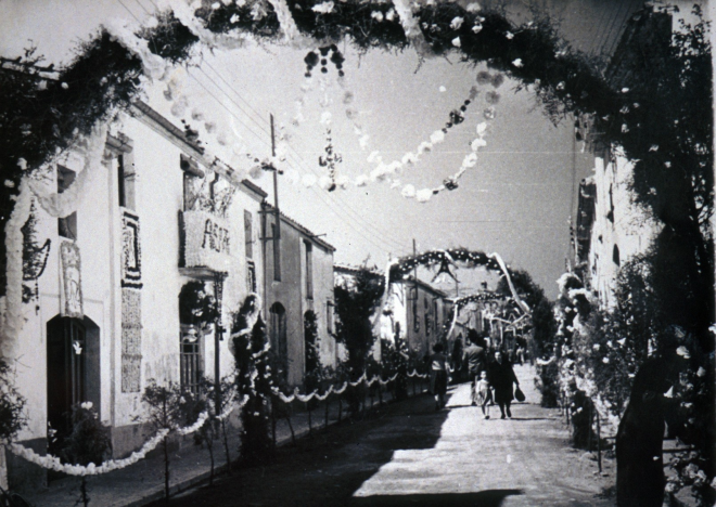 Visita de nostra Sra. de Fàtima.

El carrer dels Dolors adornat i enramat pels veïns. 

A l'esquerra Ca l'Esperic, Cala Isabel Llarch, els porxos de Can Figueretes i Can Martinet Rei, i Can Viader.