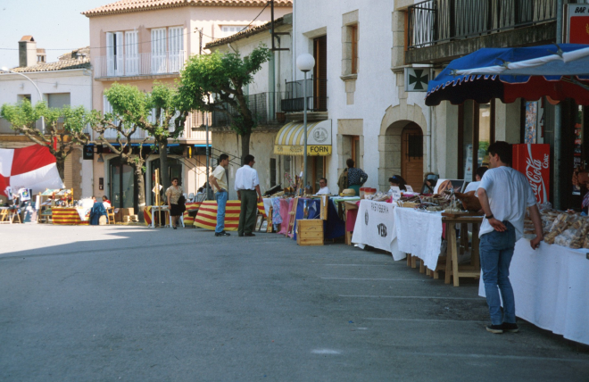 Fira artesanal a Maçanet que té lloc per les festes del Roser el mes de maig.