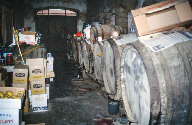 L'antiga bodega de Ca l'Ubà avui desapareguda i traslladada a un altre local de la mateixa plaça de l'Església de Maçanet