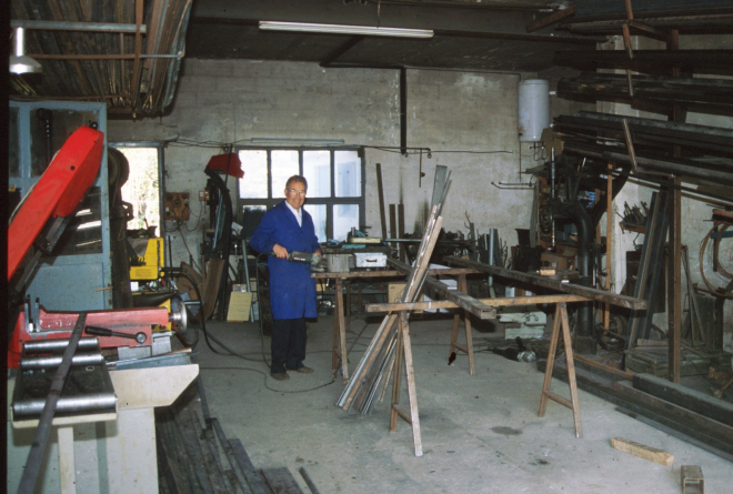 L'artesà Josep Camós al taller de ferreria