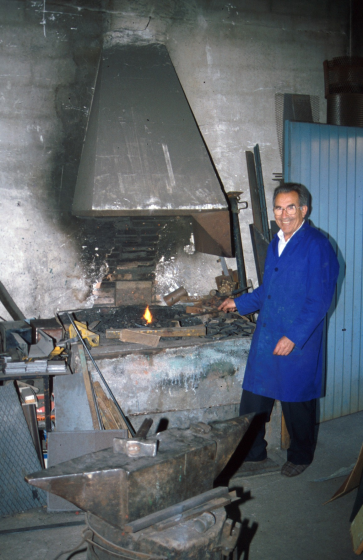 L'antic artesà ferrer, Josep Camós treballant a la 