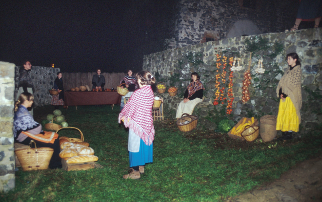 Pessebre vivent a Sant Jordi pel Nadal del 1996. Representació del mercat on anaven a vendre les dones.
