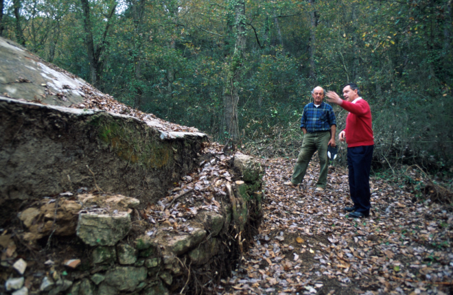 En Joan Machado i en Narcís Vilella en el pou del glaç de Buscastells, recuperat pel Taller d'història.