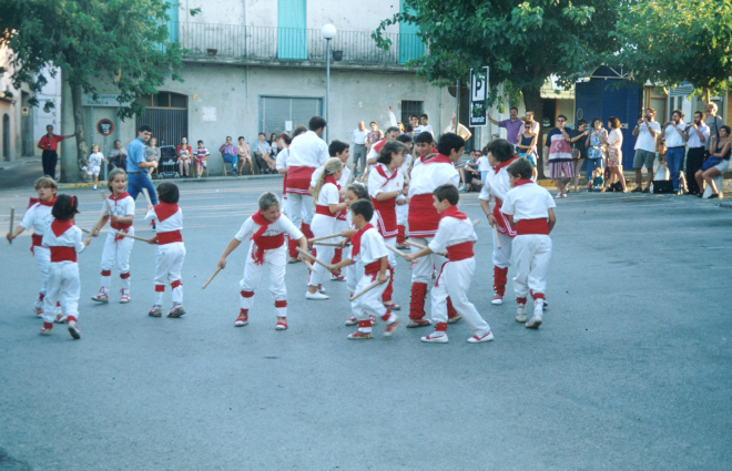 Diada de l'11 de setembre del 93. Actes folklòrics a la plaça de l'Església