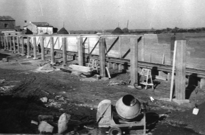 Primers temps de la fabricació de bigues de l'empresa Bigues Maçanet. Primers treballs de construcció de les naus que formaven la fàbrica.