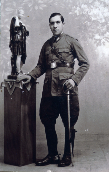 En Josep Mateu Reyner soldat de cavalleria de l'exèrcit espanyol de guarnició a Burgos l'any 1934