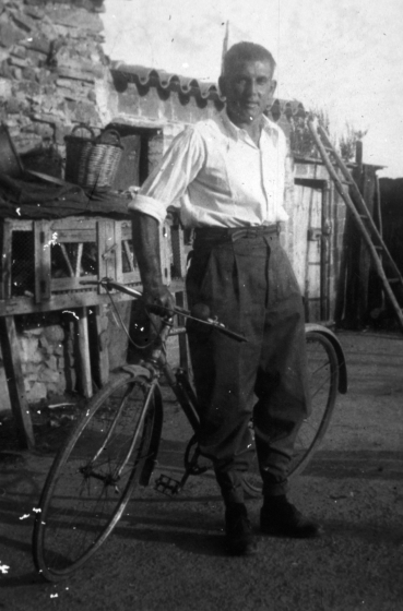 En Lluís Munsó Esqueu en una foto els anys 40 a punt per emprendre un viatge en bicicleta