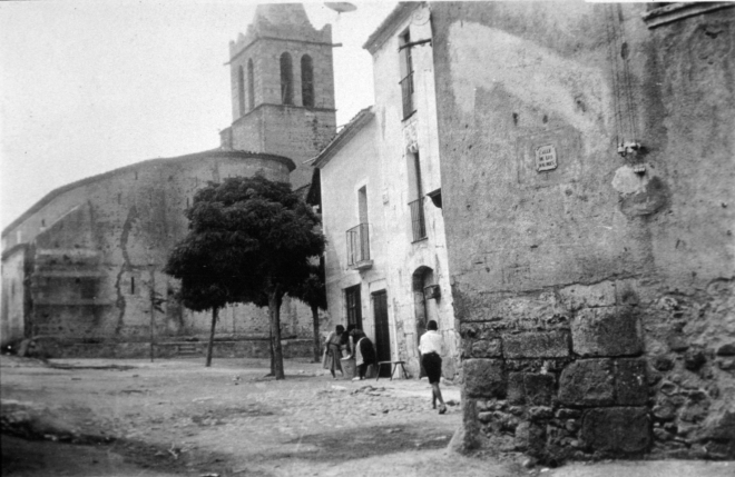 Una vista de la plaça de l'Església els anys 30 quan encara hi quedava alguna d'aquelles antigues escàcies