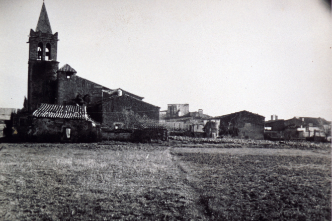 Una vista del poble de Maçanet als voltants de l'Església. En primer lloc l'antiga Torre Manresa, força enrunada i on avui hi ha una moderna vivenda. 

També els terrenys de l'hort de la rectoria amb el pou en el que hi havia estat instal·lat un molí de vent, i avui és tot urbanitzat i edificat amb moderns blocs de pisos.