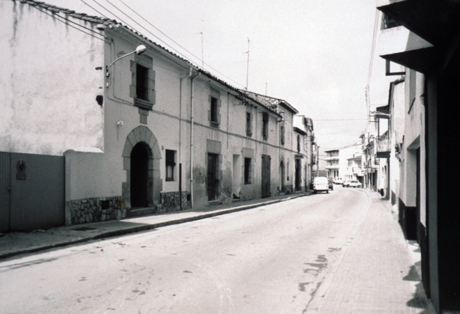 Vista del carrer dels Dolors, en primer terme Can Felip, una de les cases més antigues del carrer i del poble.