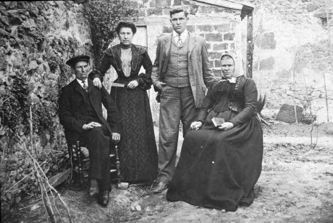 En Jaume Fors Mas, la seva germana Caterina i els seus pares.