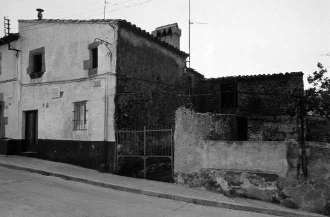L'antiga casa Can Tragantos al final del carrer dels Dolors poc abans de ser enderrocada per fer-hi una nova edificació