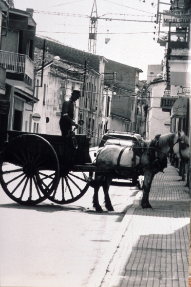 En Miquel Surís entrant amb el cavall i el tamburet a casa seva, al carrer dels Dolors.