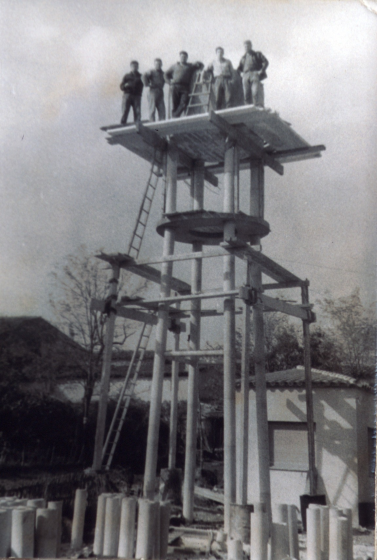 Obres de Construcció del primer dipòsit d'aigua de Maçanet quan es portà a cap l'obra de portada d'aigua pública al poble.
