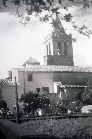 vista de la rectoria de Maçanet amb el seu jardí i hort, avui tot urbanitzat i edificat.