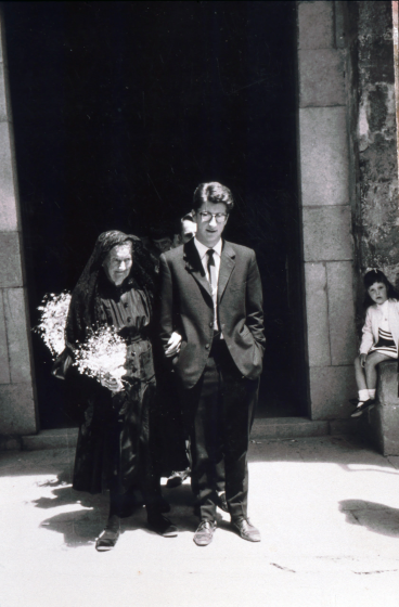Festa d'homenatge a la vellesa. En Josep M Quellos jove acomanyant d'una àvia homenatjada.