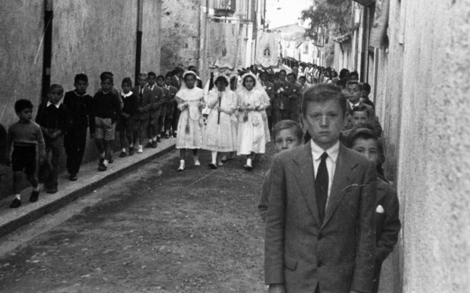 La tradicional processó del Corpus recorreguent els carrers de Maçanet. El Primer noi al davant de la fila es en Josep Panosa.