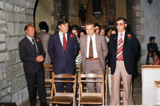 La presidència d'una festa d'homenatge a la vellesa. D'esquerra a dreta Josep Fors, jutge de pau, Joan Munsó, alcalde, Josep Vidal, regidor, i Florindo Gómez, metge titular del poble.