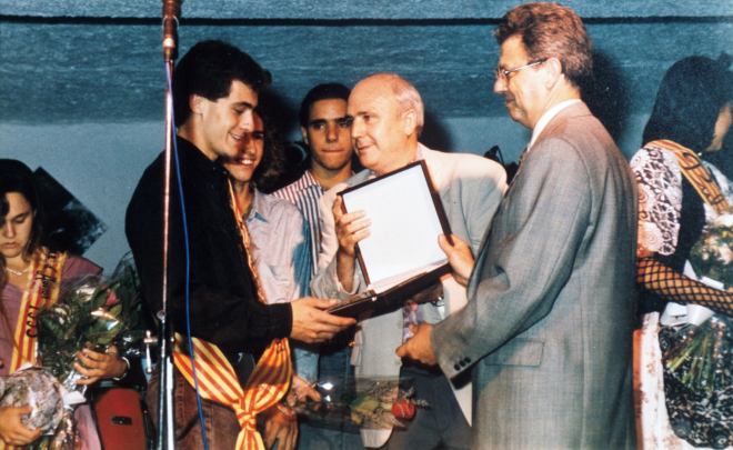 l'alcalde Jordi Munsó i el conseller de cultura Josep M Budí, entregant els premis als anomenats hereu i pubilla de la Festa Major de l'any 1995