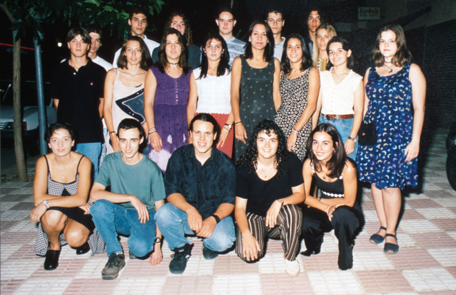 Els candidats a Hereus i pubilles de la Festa Major a l'agost de 1996.

De dearrera a davant i d'esquerra a dreta:

Francesc Mesa, Salvador Roca, Jordi Carreras, Xavier Xarbau Adrobau, Albert Selva, Marc Guinó, Anabel Pujolrás.

Joan Miquel Naranjo, Natalia Bejar Guerrero, Soledat Nadal, Marta Oller Deulofeu, Noelia Camí Oña, Monia Tenas Portero, Montserrat Gispert Pons, Ester Soms Muxac.

Monica Rubio, Lluís Pimàs, Lluís Vilella, Mònica Tello Rovira, Meritxell Sensat Girones.
