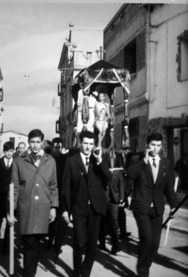 Ricard Peraferrer amb el ciri.

Portadors de l'imatge: Pere Parera Hidalgo i Joan Pons Esqueu