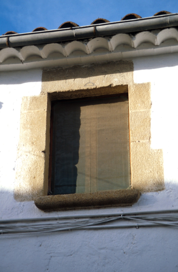 Detall d'una finestra de ca la Gracieta, al carrer dels Dolors.