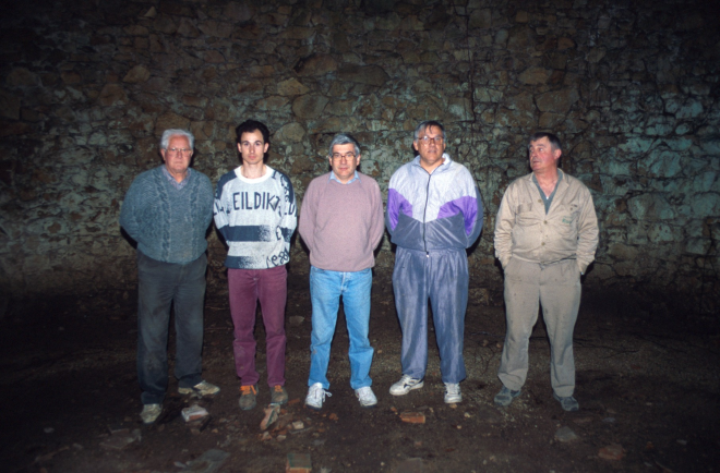 Pou del glaç. La gent del Taller d'Història dins el pou de glaç de Can Buscastell. Martí Tomàs, Ramón Rieradevall, Juli Campeny, Narcís Munsó i Joaquim Roca.