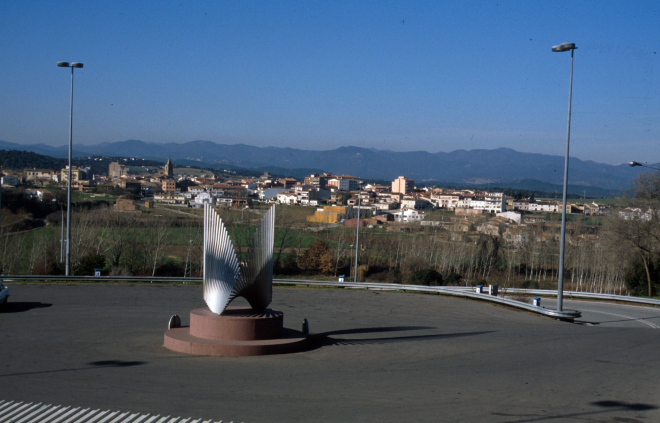 Vista de la vila de Maçanet des de l'àrea de servei de l'autopista.