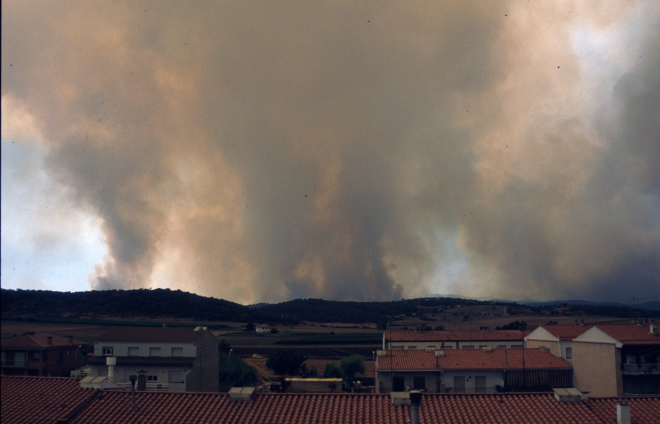 vista del gran incendi que cremà els boscos des de Breda i Hostalric fins al peu de Santa Coloma els dies 10 i 11 d'agost del 1993. Aquesta foto és presa des de la vila de Maçanet.